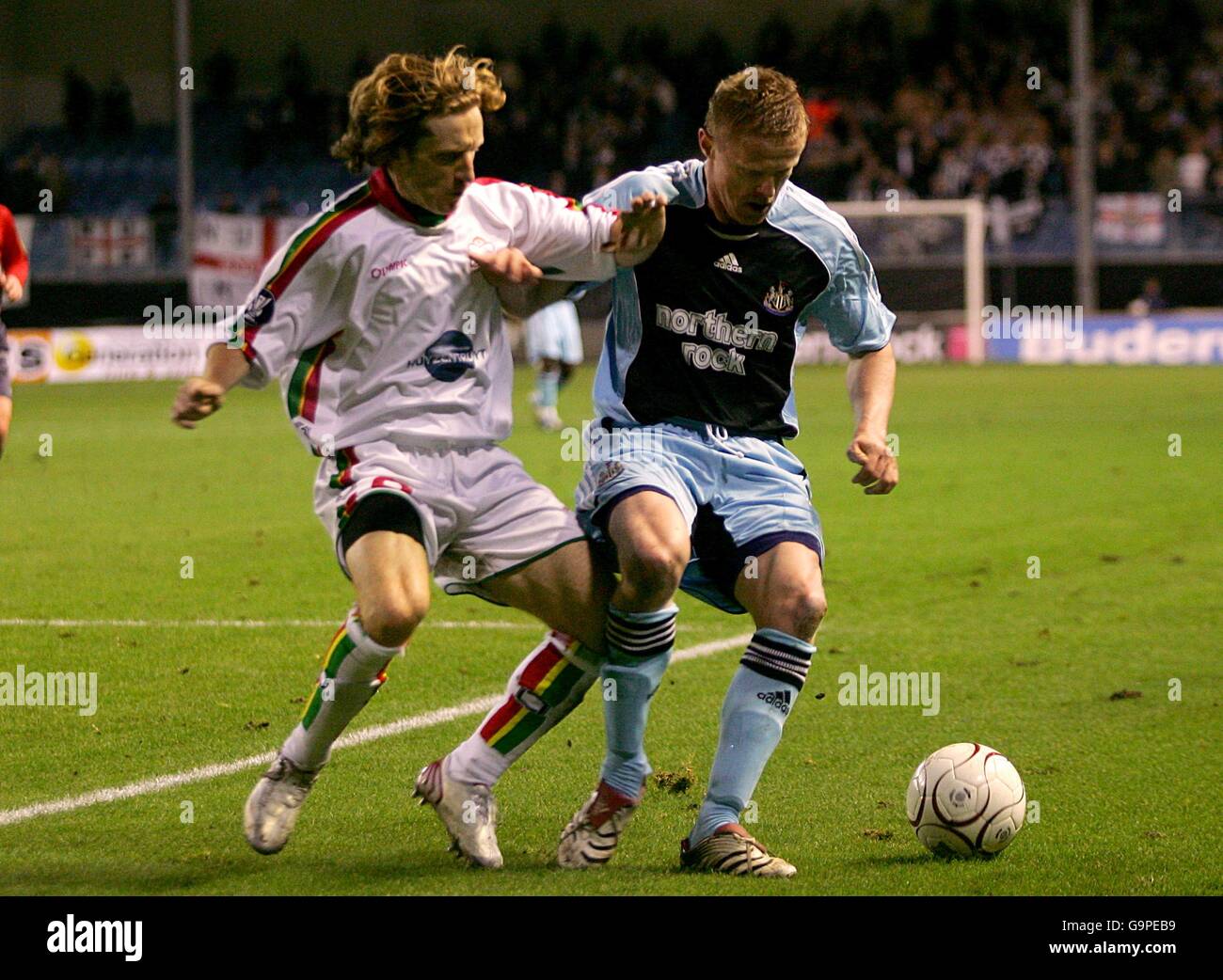 Zulte-Waregem's Matthieu Verschuere und Newcastle United's Damien Duff (rechts) Kampf Für den Ball Stockfoto