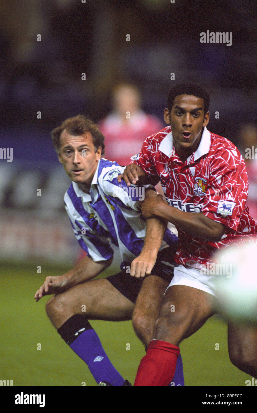 Fußball - FA Carling Premiership - Sheffield Mittwoch / Coventry City - Hillsborough. TREVOR FRANCIS (SW) PETER NDLOVU (CC) SHEFFIELD MITTWOCH V COVENTRY CITY Stockfoto