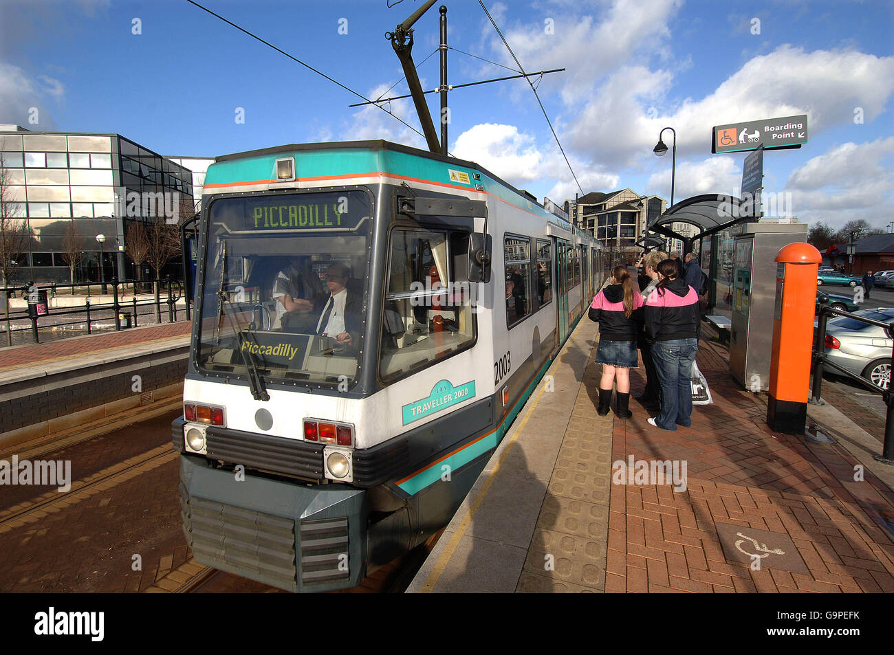 Generische Transport-PICs. Der Metrolink hält auf seinem Weg um Manchester an den Salford Quays. Stockfoto