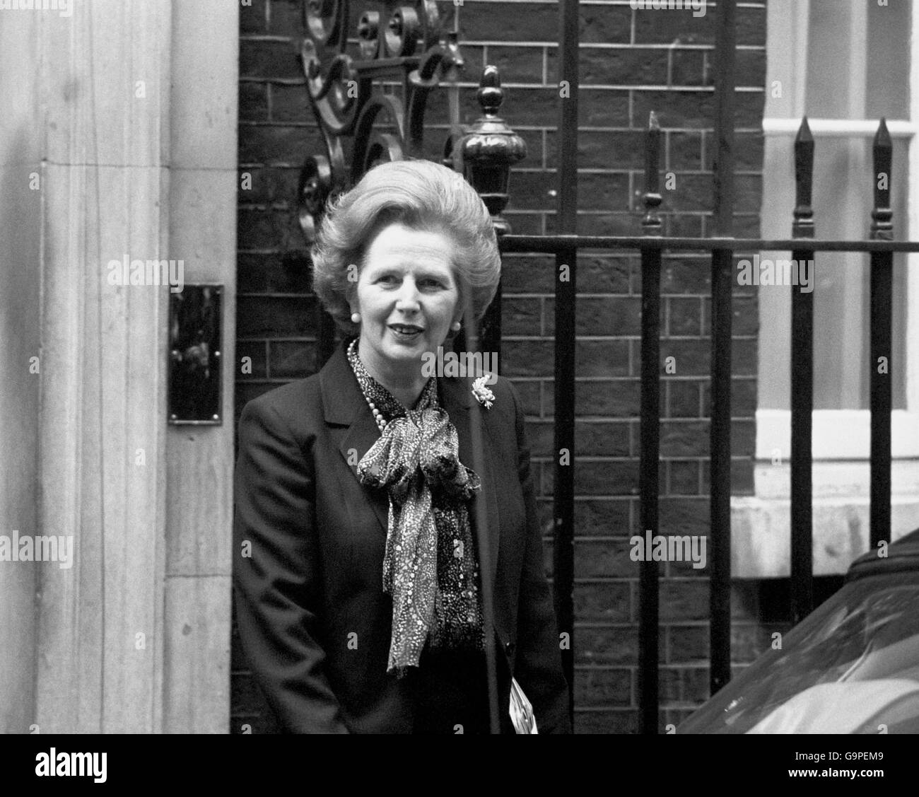 Premierministerin Thatcher verlässt die Downing Street Nr. 10 für das Unterhaus. Später wird es eine Kabinettssitzung geben, um über die Krise in den Falklandinseln und das Friedensangebot Argentiniens zu diskutieren. Stockfoto