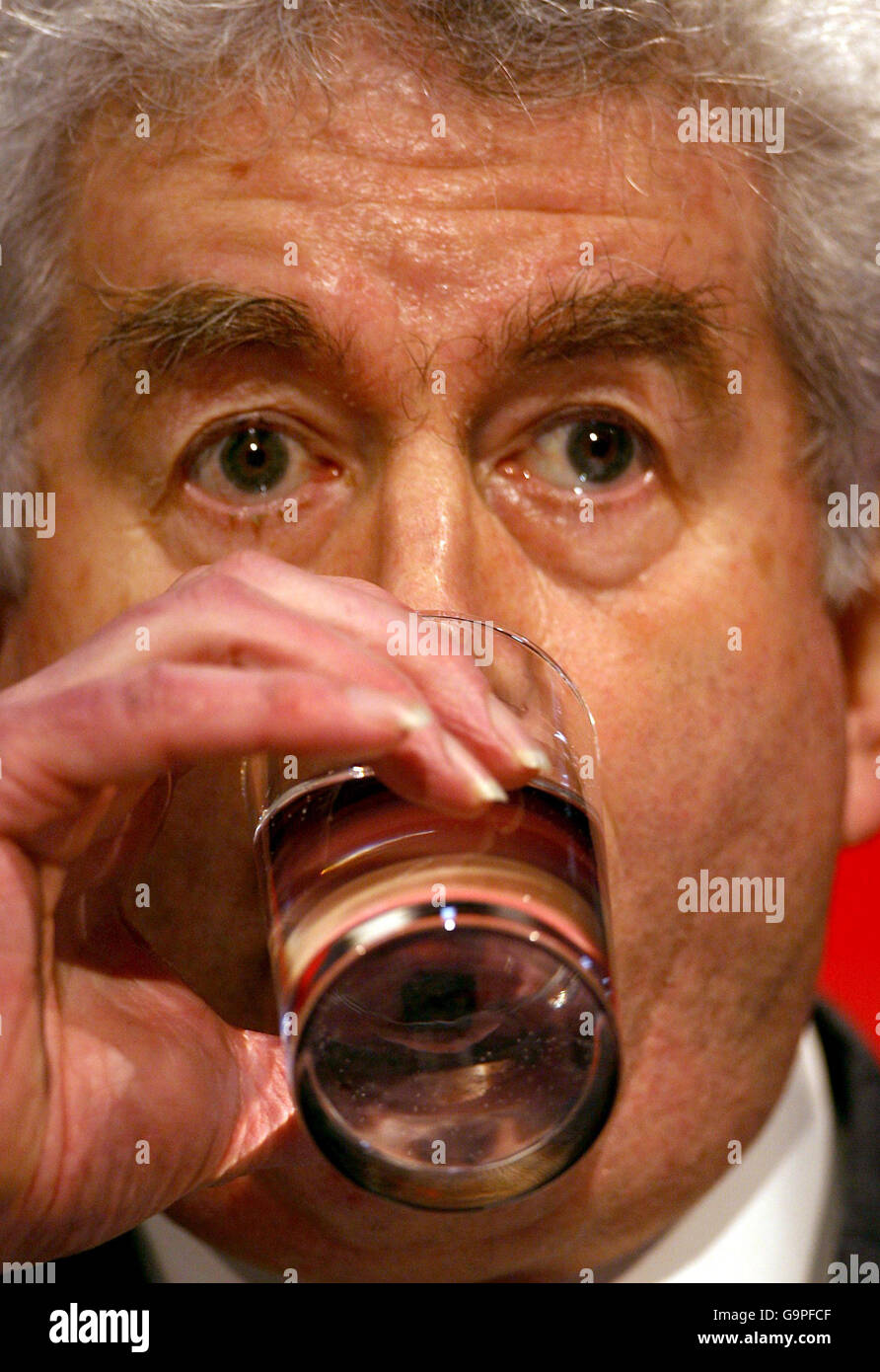 Der erste Minister von Wales, Rhodri Morgan, hält die Abschlussrede vor der Konferenz der walisischen Labour Party am Venue Cymru in Llandudno, Wales. Stockfoto