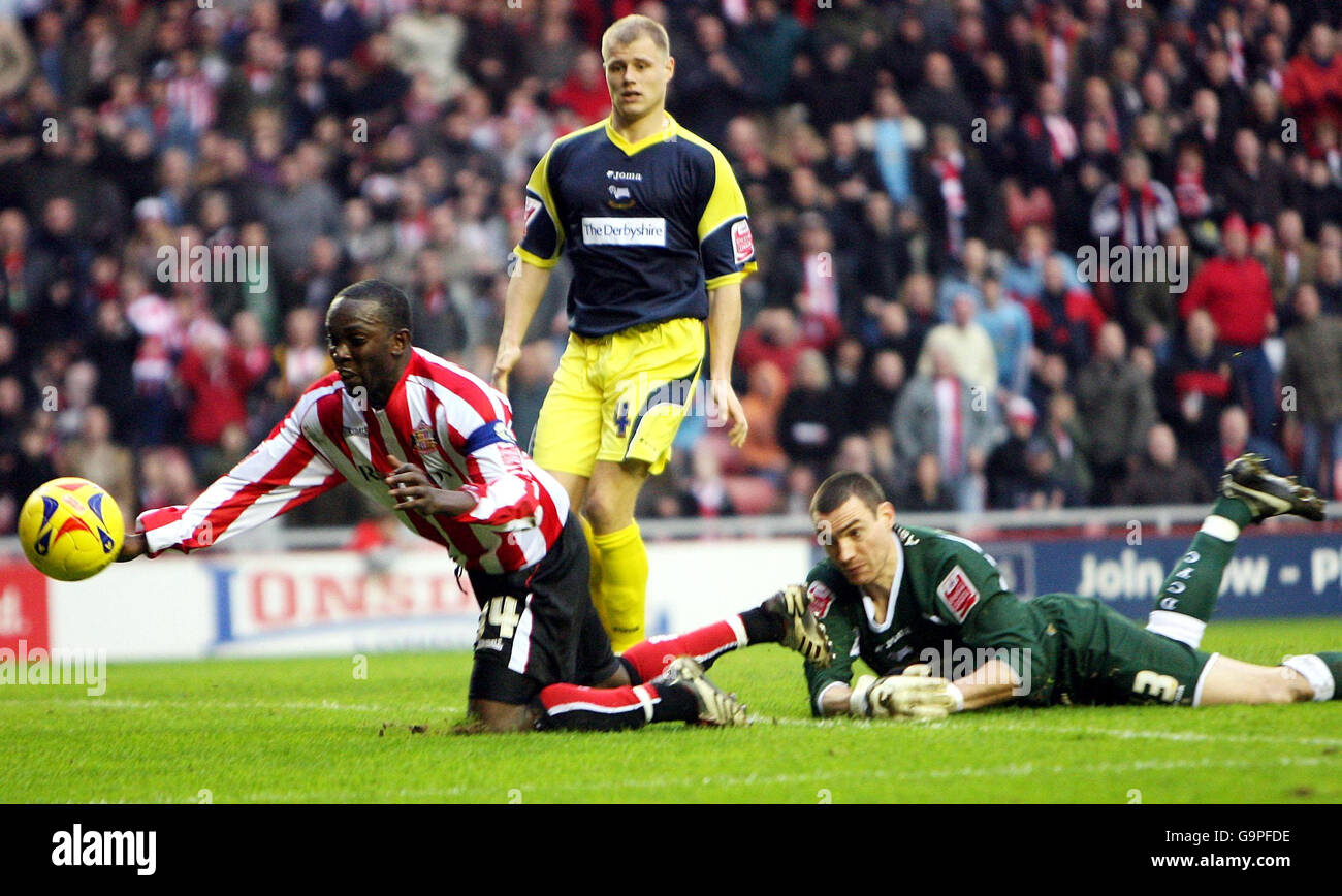 Sunderlands Dwight Yorke (links) fällt während des Coca-Cola Championship-Spiels im Stadion von Light, Sunderland, in die Box. Stockfoto