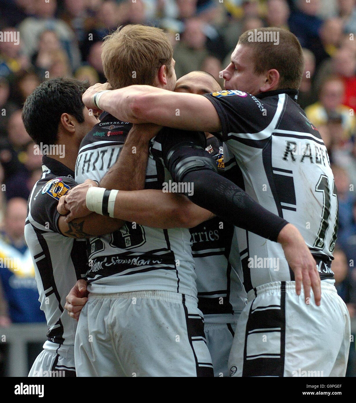 Hull FC feiert ihren ersten Versuch, den Richard Whiting (Mitte) gegen Warrington während des Engage Super League-Spiels im Halliwell Jones Stadium, Warrington, erzielt hat. Stockfoto