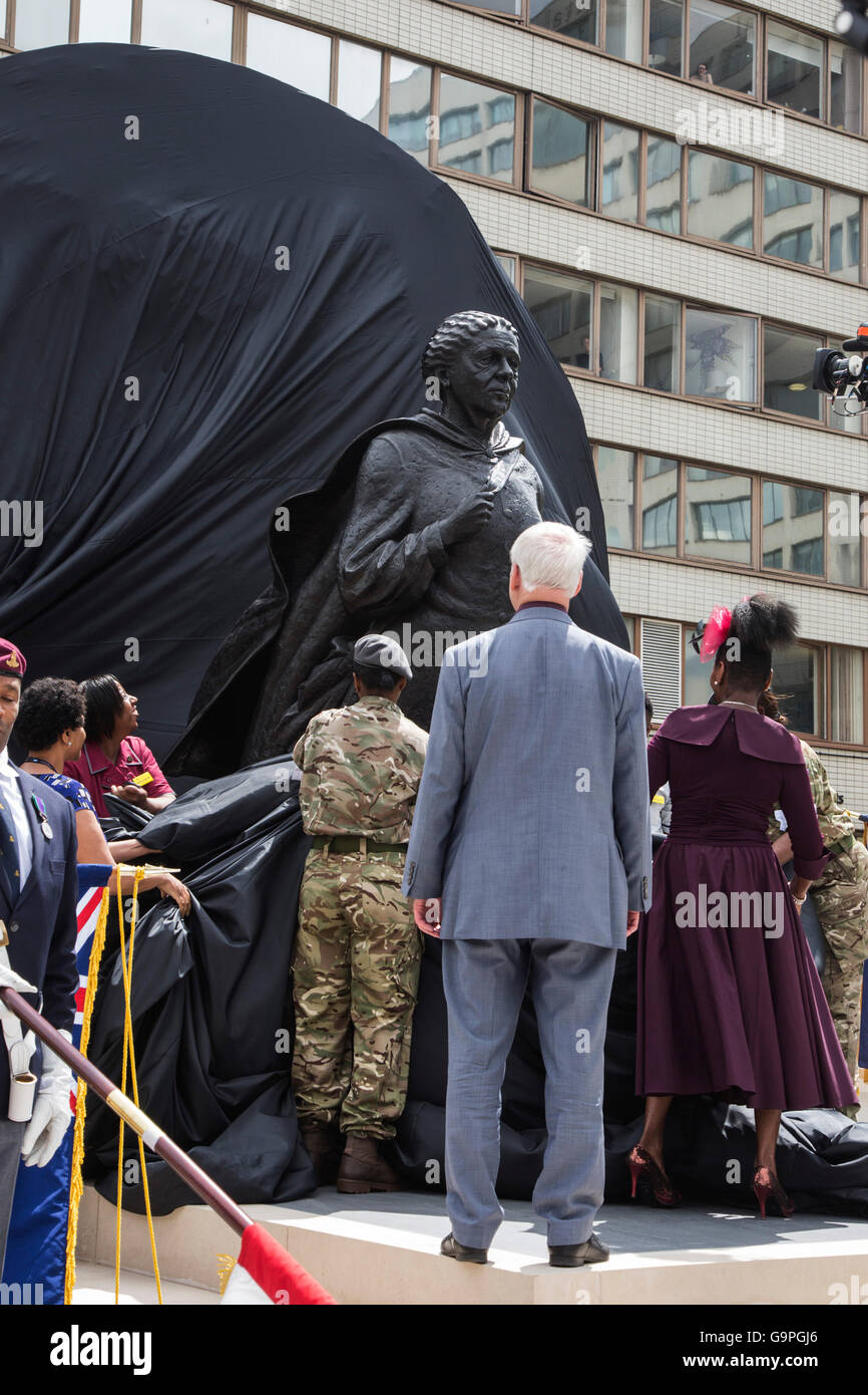 London, UK. 30. Juni 2016. Offizielle Enthüllung der Mary Seacole Memorial Statue, die erste Statue, eine benannte schwarze Frau, findet in den Gärten von St Thomas' Hospital. Die Statue wurde von Martin Jennings erstellt. Stockfoto