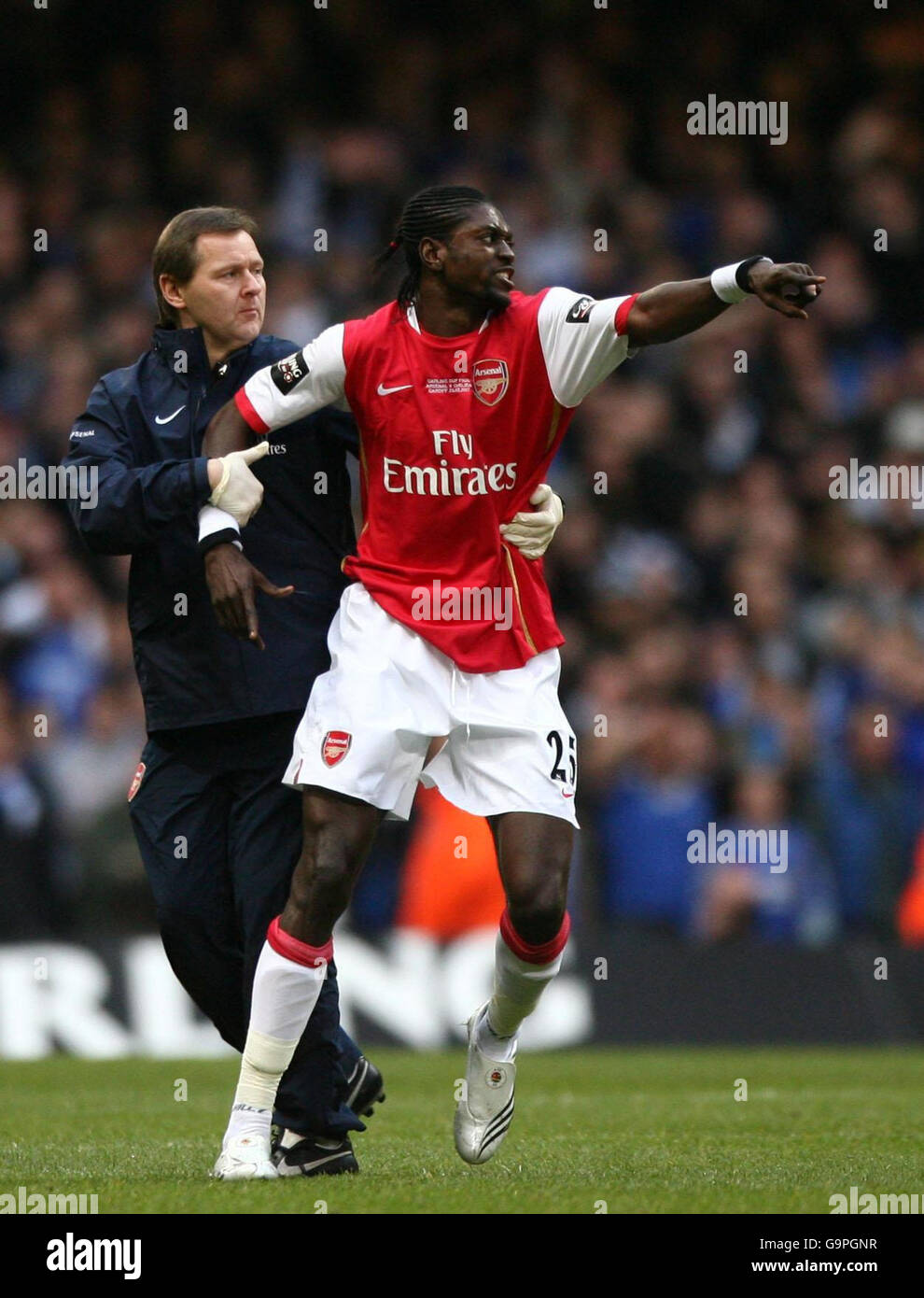 Emmanuel Adebayor von Arsenal muss zurückgehalten werden, nachdem er eine rote Karte gegen Chelsea erhalten hat, nachdem während des Carling Cup Finales im Millennium Stadium in Cardiff ein Kampf zwischen Spielern ausbrach. Stockfoto