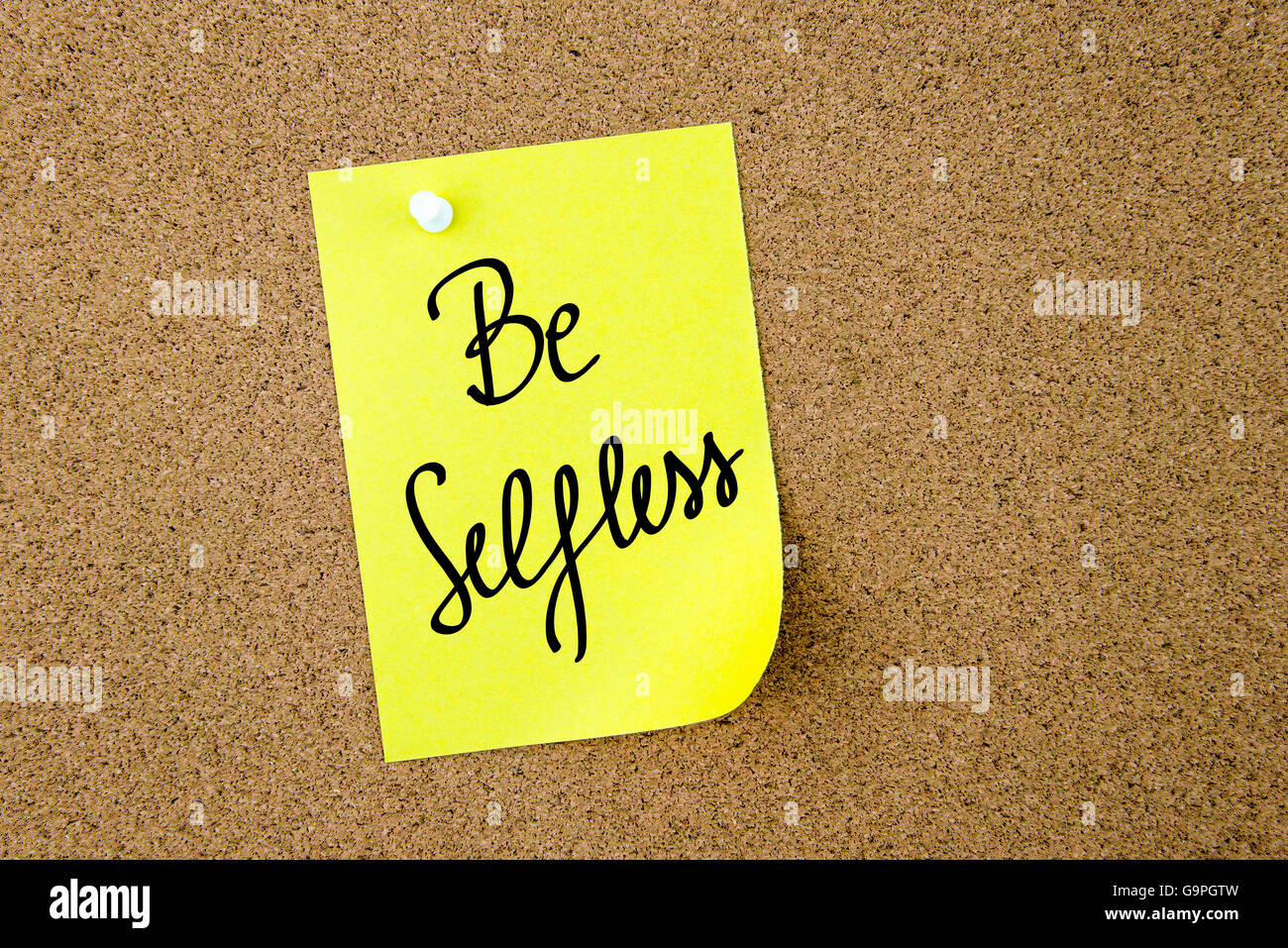 Kopieren Sie Selfless geschrieben auf gelbem Papier Hinweis auf Pinnwand mit weißen Reißzwecken festgesteckt werden, Speicherplatz Stockfoto
