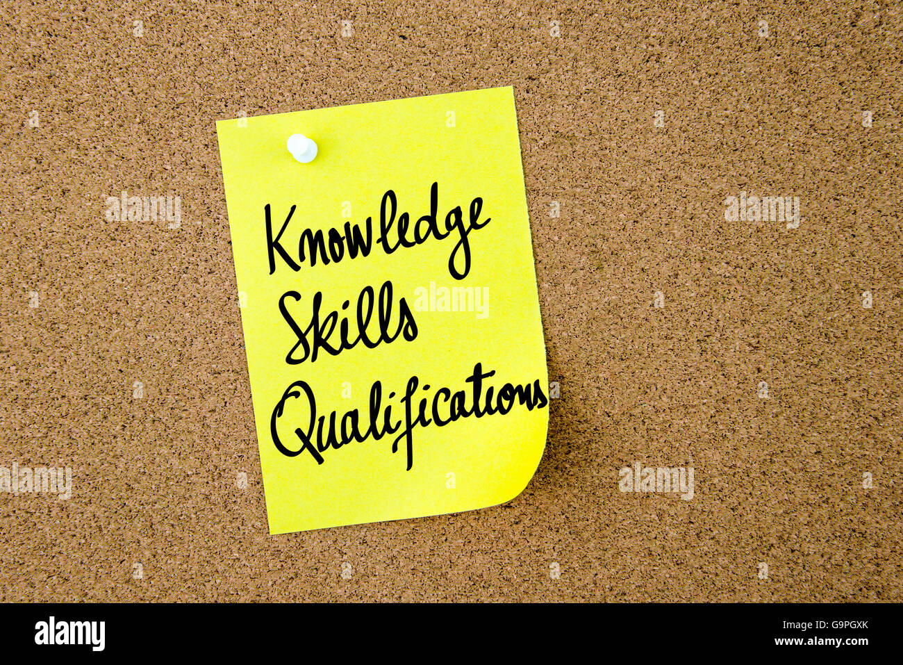 Kenntnisse Fähigkeiten Qualifikationen auf gelbes Papier-Schuldbrief geschrieben angeheftet auf Pinnwand mit weißen Reißzwecken textfreiraum verfügbar Stockfoto