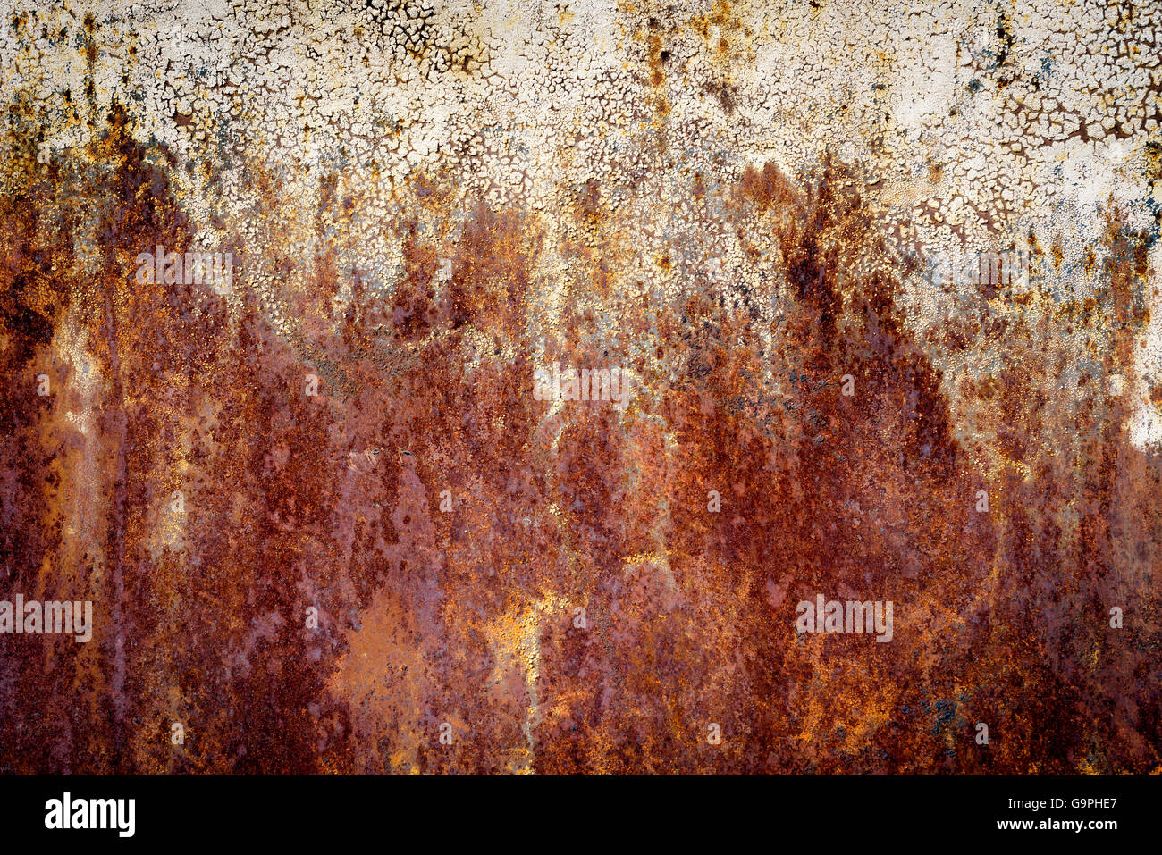 Sehr alte dunkel orange Rostflecken auf einem gealterten Metalloberfläche. Die Muster werden durch schwere Oxidation gebildet. Stockfoto