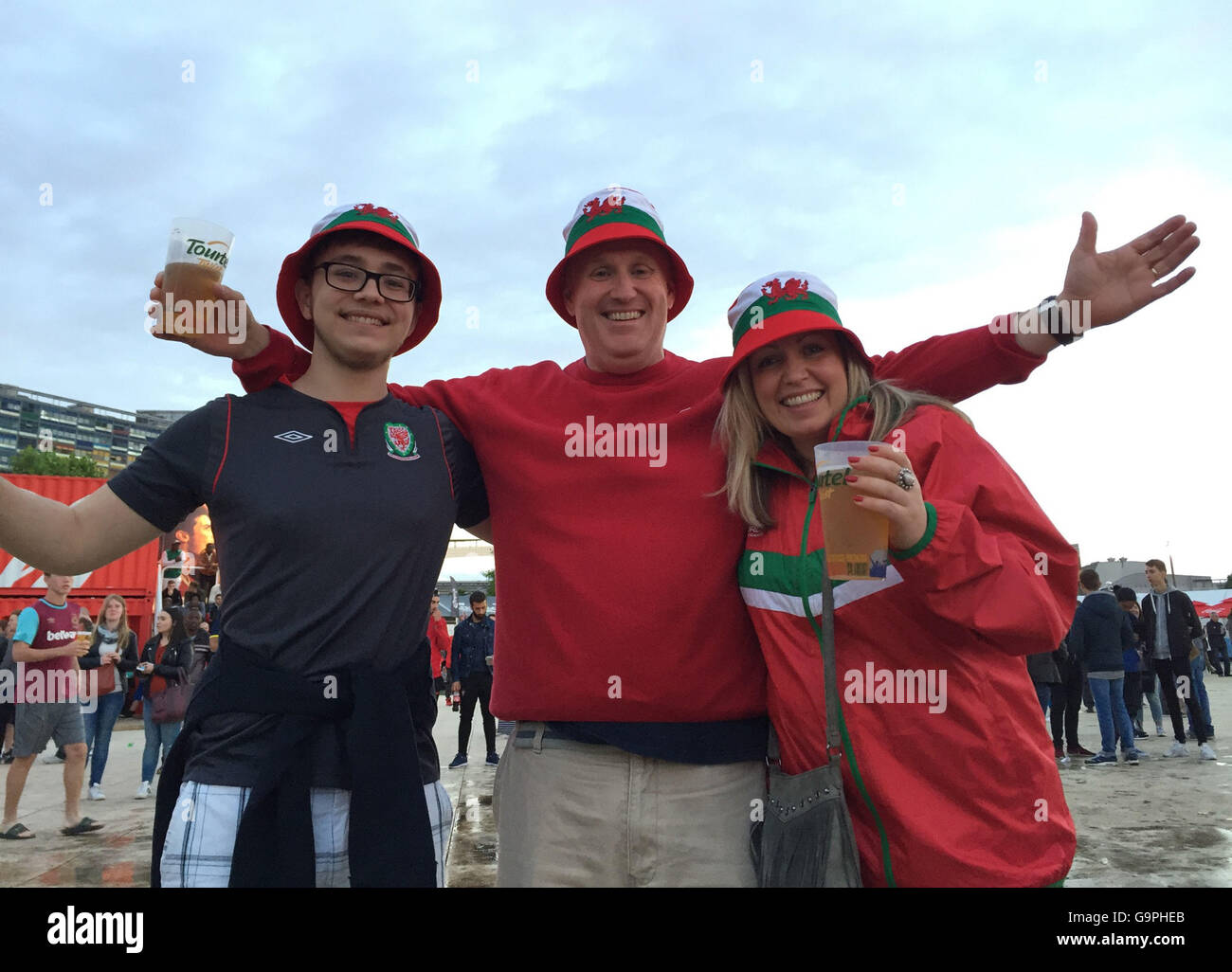 (links nach rechts) Walisischen Fußball-fans Tom Taylor, Dan Taylor und Sara Davies, die nach Lille, das Team der Viertelfinal Match gegen Belgien heute Abend sehen gereist sind. Sara, der walisische Spieler und Arsenal Mittelfeldspieler Aaron Ramsey-Geschichte an der Leiter Gyfun Cwm Rhymni in Caerphilly lehrte, werde ihn am jubeln. Stockfoto