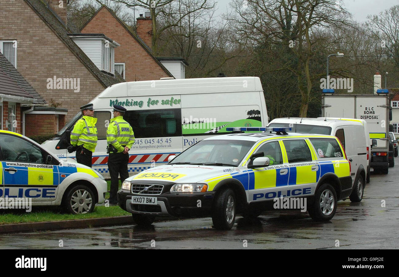 Polizeifahrzeuge, Polizisten und eine Bombenentsorgungseinheit sind auf Wellington Crescent in Baughurst, Hampshire, zu sehen, wo Sprengkörper vermutlich gestern Abend in einem Haus gefunden wurden. Stockfoto