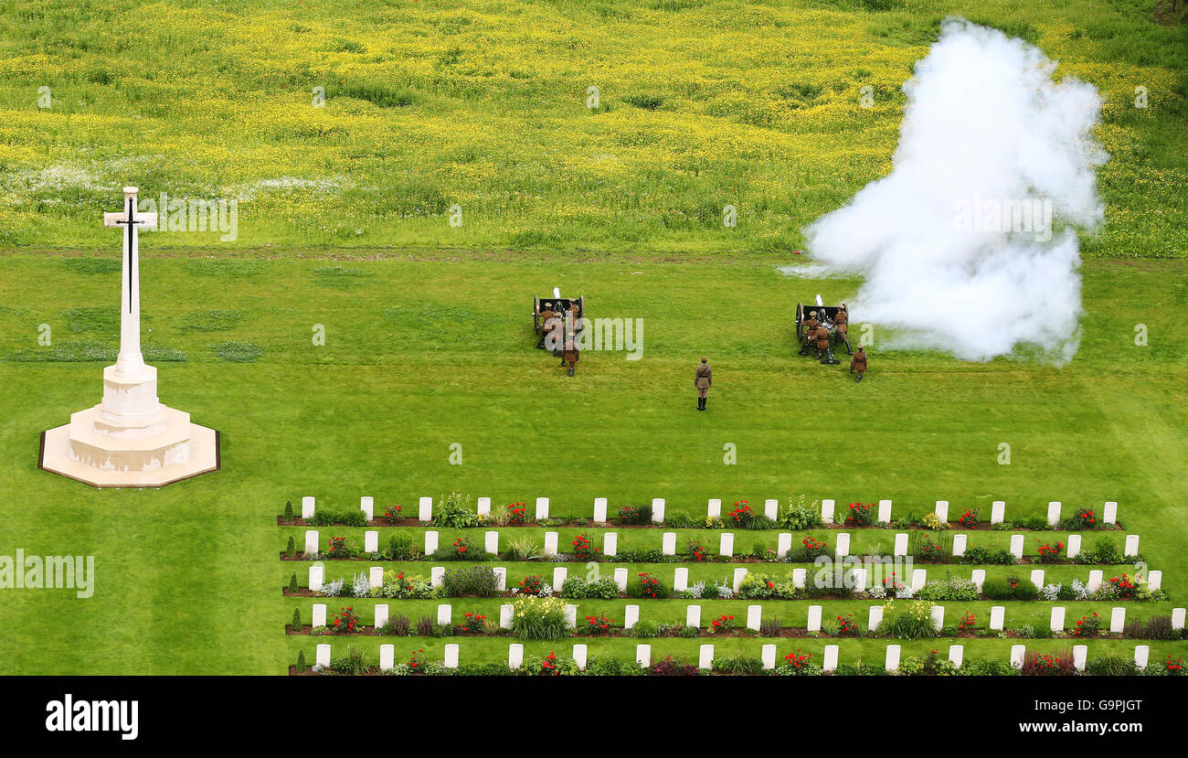 Das Kings Troop Royal Horse Artillery Feuer eine Waffe während eines Gottesdienstes anlässlich der 100. Jahrestag des Beginns der Schlacht an der Somme bei der Commonwealth War Graves Kommission Memorial in Thiepval, Frankreich, wo 70.000 britischen und Commonwealth-Soldaten mit kein bekanntes Grab gedacht. Stockfoto