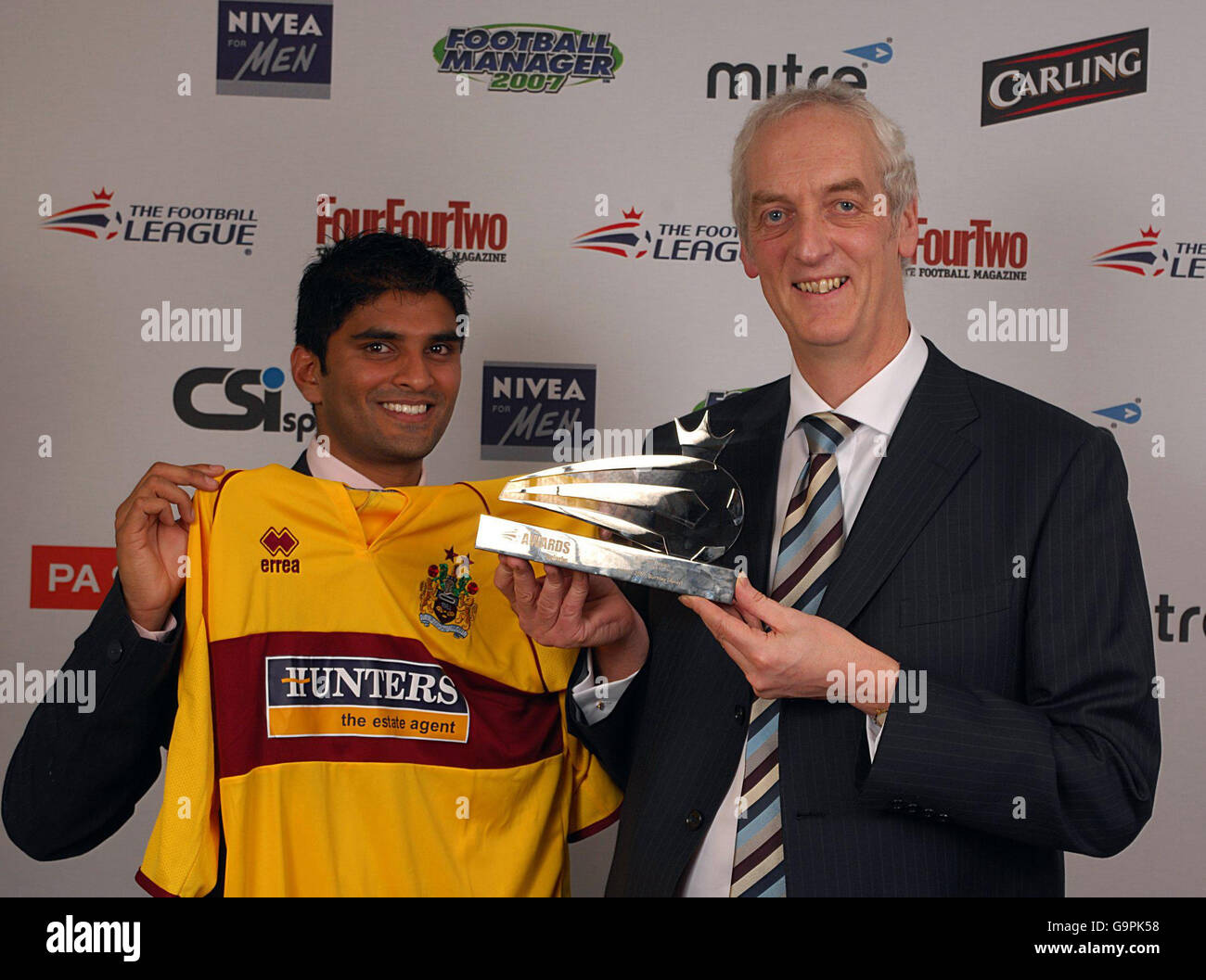 Best Kit Design, gesponsert von Nivea, erhält Dave Edmundson, Chief Executive von Burnley, die Auszeichnung von Shamir Patel, Account Manager, Nivea, während der Football League Awards im Grosvenor House, London, Sonntag, 4. März 2007. Stockfoto