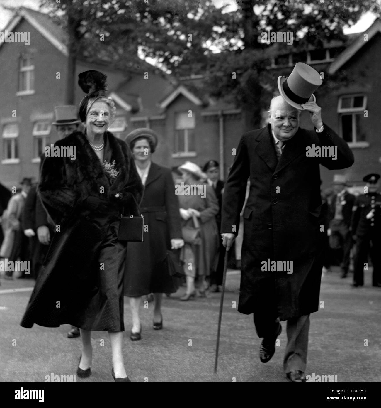 Der Oppositionsführer Winston Churchill und Clementine Churchill kommen In Ascot Stockfoto