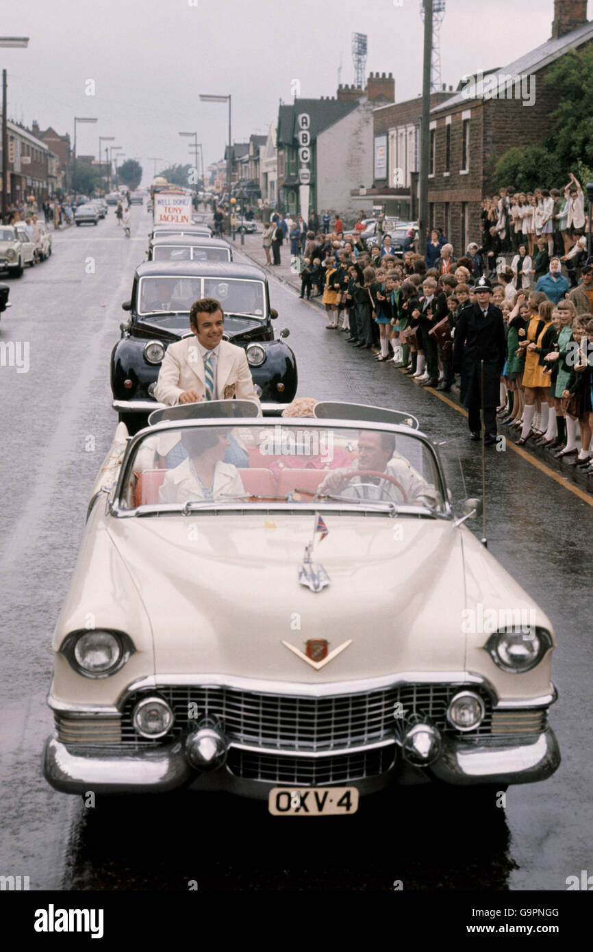 Tony Jacklin, der erste britische Gewinner der US Open Golf Championship seit 50 Jahren, fährt in einem alten weißen Cadillac an der Spitze einer Autokolonne durch Scunthorpe, Lincolnshire, seine Heimatstadt Stockfoto