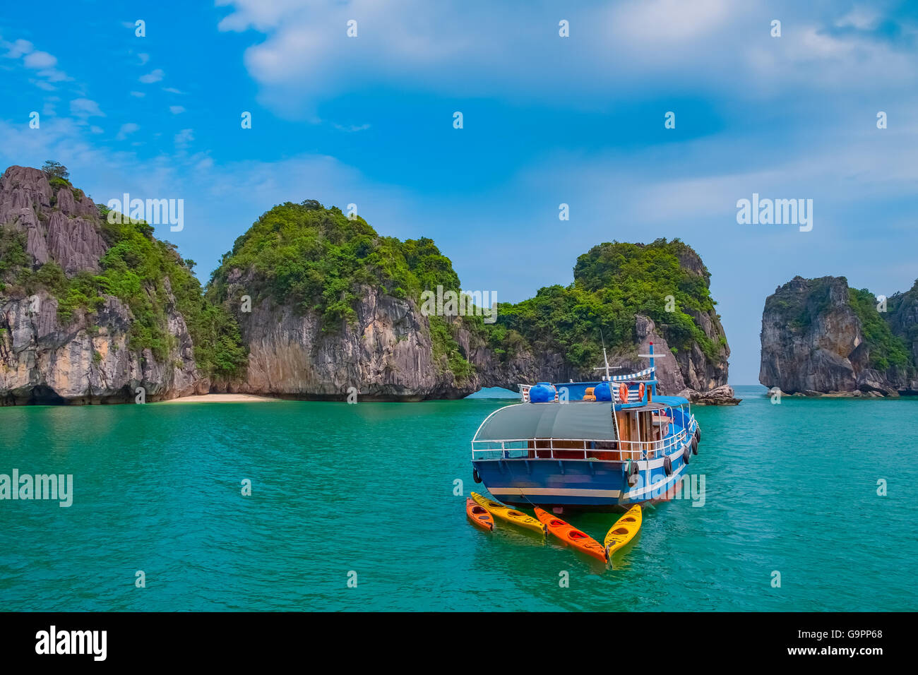 Kreuzfahrtschiff in Halong Bucht, Vietnam, Südostasien. UNESCO-Weltkulturerbe. Stockfoto