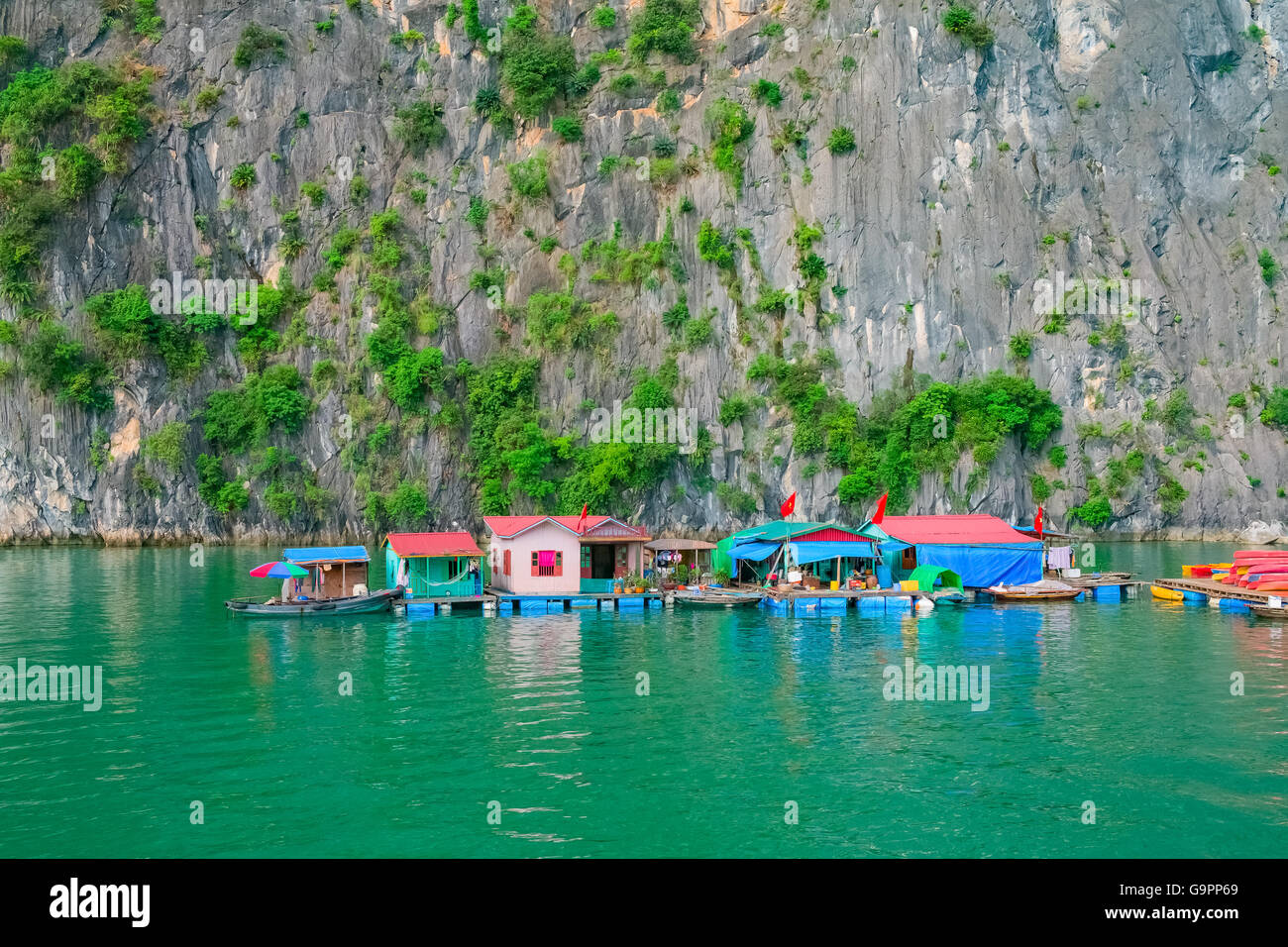 Schwimmenden Fischen Dorf und Rock Inseln in der Halong Bucht, Vietnam, Südostasien. UNESCO-Weltkulturerbe. Stockfoto