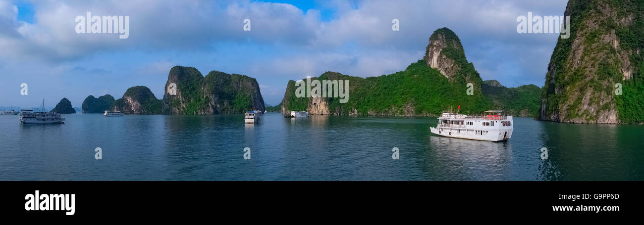 Boote in Halong Bucht, Vietnam, Südostasien-Kreuzfahrt. UNESCO-Weltkulturerbe. Panorama. Stockfoto