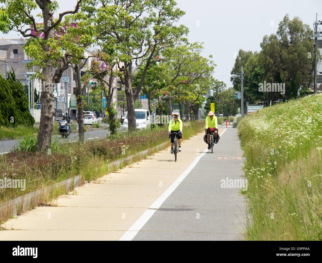 Zwei Touren Radfahrer fahren auf Himeji - Akashi Zyklus Straße. Stockfoto