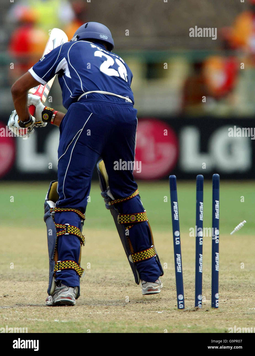 Die schottische Navdeep Poonia wurde während der ICC Cricket World Cup 2007 von der australischen Shaun Tait in Warner Park, Basseterre, St. Kitts, als Gruppe A ausgetragen. Stockfoto