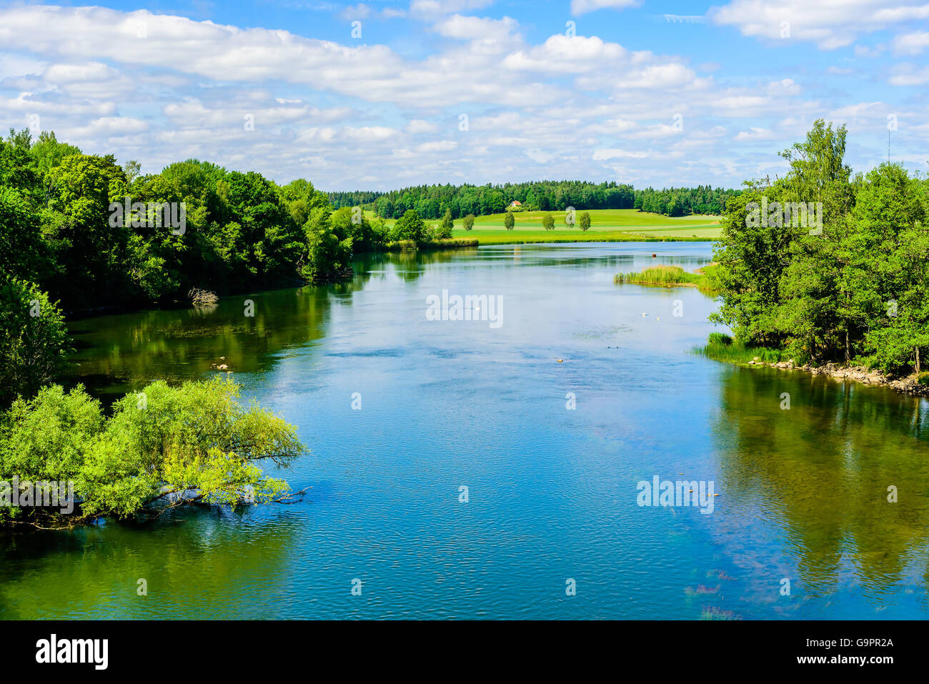 Blick über Norsholm Naturschutzgebiet in Schweden. Es ist der Fluss Motala Strom. In der Ferne ist ein Haus. Sommer in der schwedischen Stockfoto