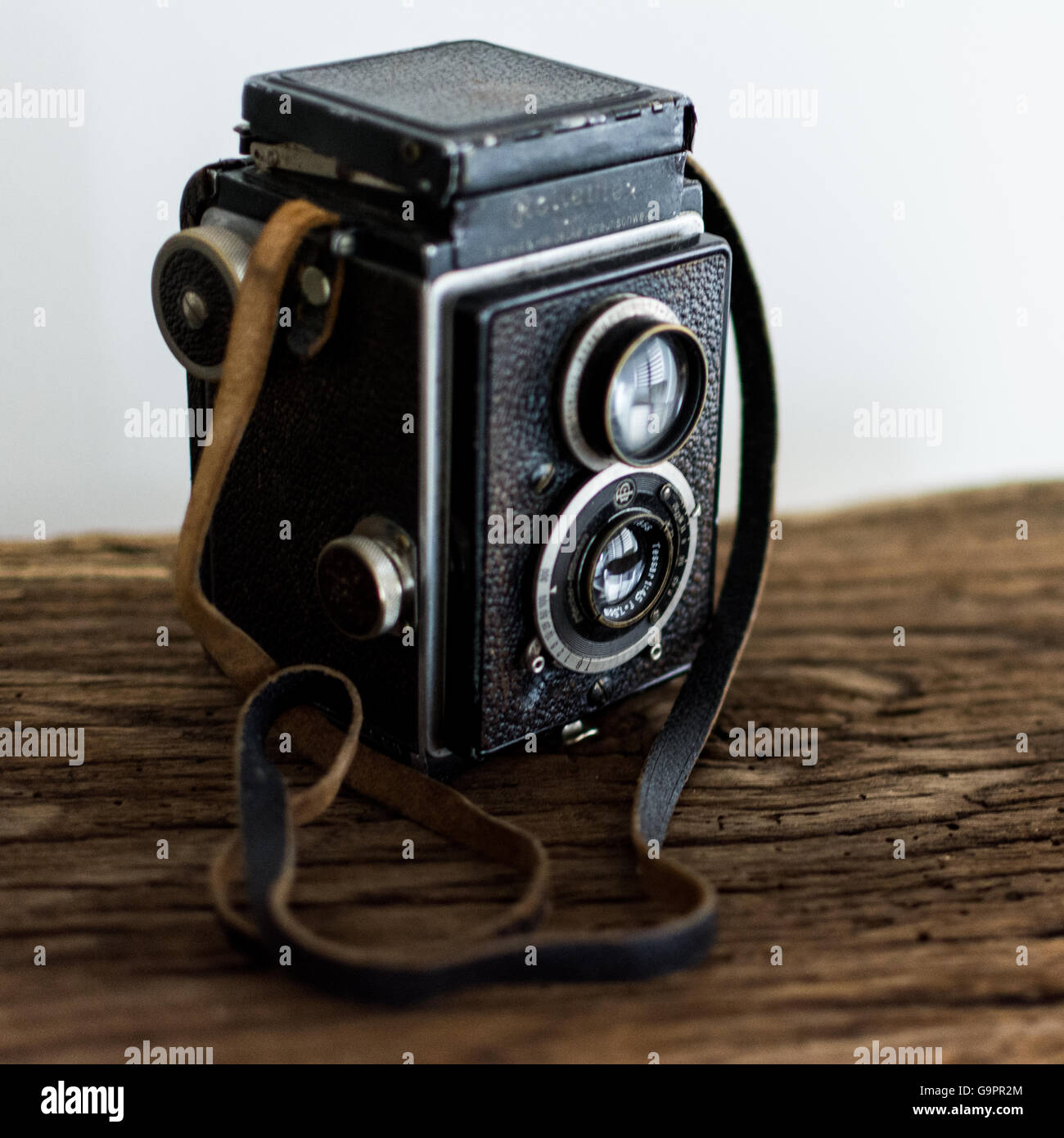 Alte Kamera mit zwei Objektiven auf alte Holzregal, Rolleiflex, Stockfoto