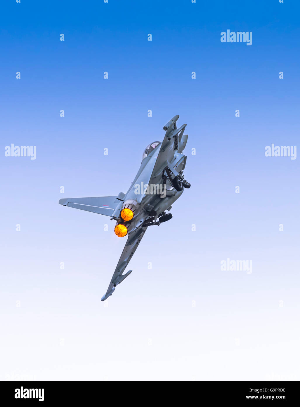 Eurofighter Typhoon zurückziehen seiner Fahrwerk in einem Banking-Aufstieg mit Nachbrenner voll auf. Stockfoto