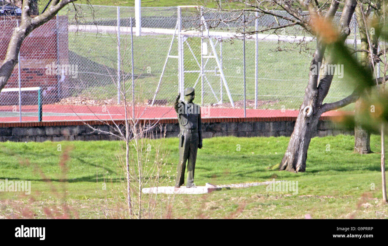 Eine Statue des ehemaligen irakischen Diktators Saddam Hussein in der Norton Manor Barracks, der Heimat des Royal Marines 40 Commando, in der Nähe von Taunton, Somerset. Stockfoto