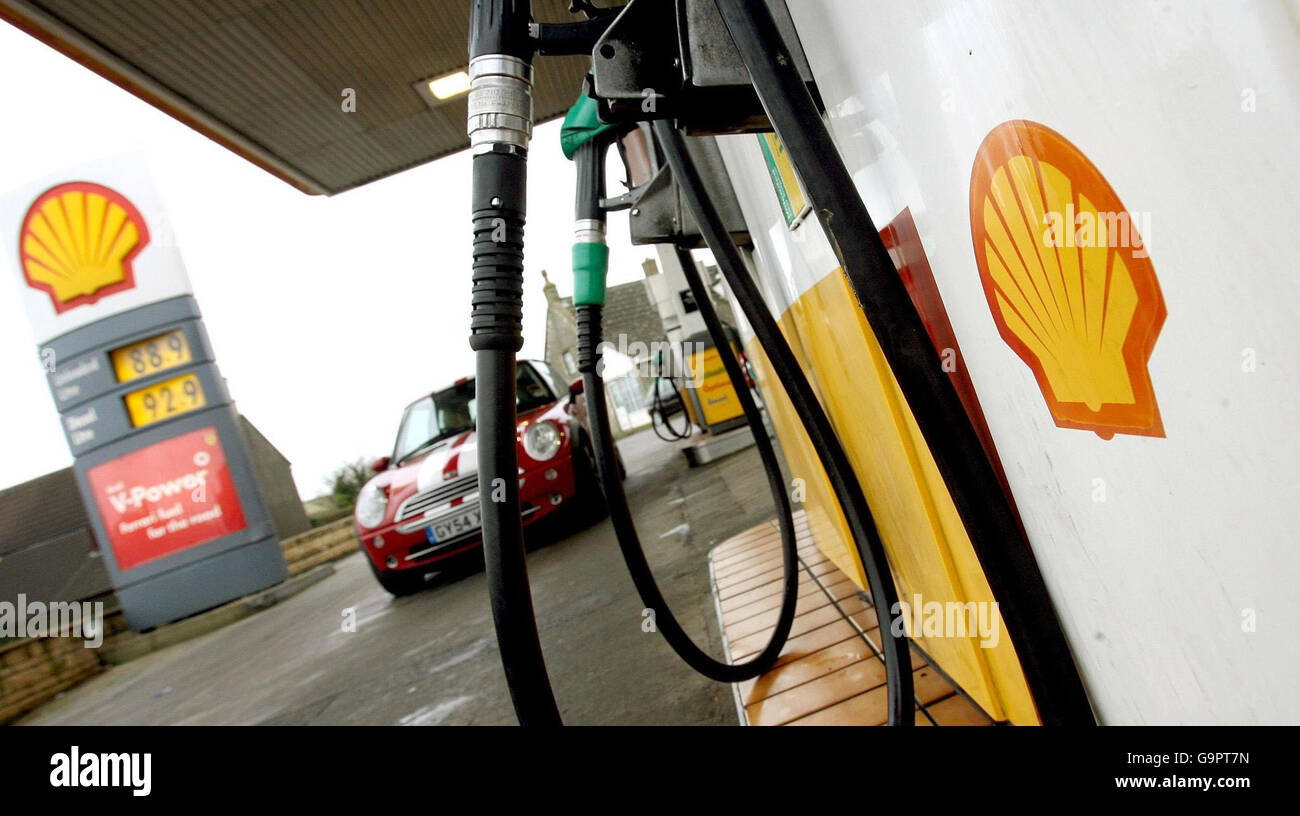 Allgemeiner Blick auf eine Shell-Tankstelle auf der Gloucester Road in der Nähe von Bath in Somerset. Stockfoto