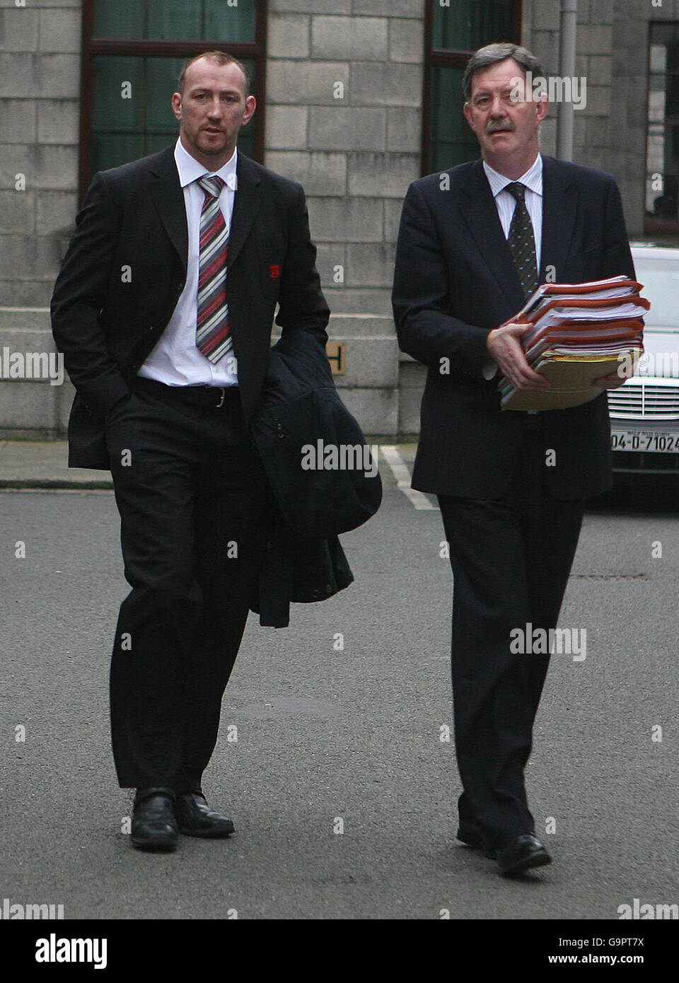 Der irische Rugby-Star Trevor Brennan (links) und sein Rechtsberater verlassen das Dublin High Court, nachdem sie eine einstweilige Verfügung gegen Disziplinarverfahren des European Rugby Club (ERC) erhalten haben. Stockfoto