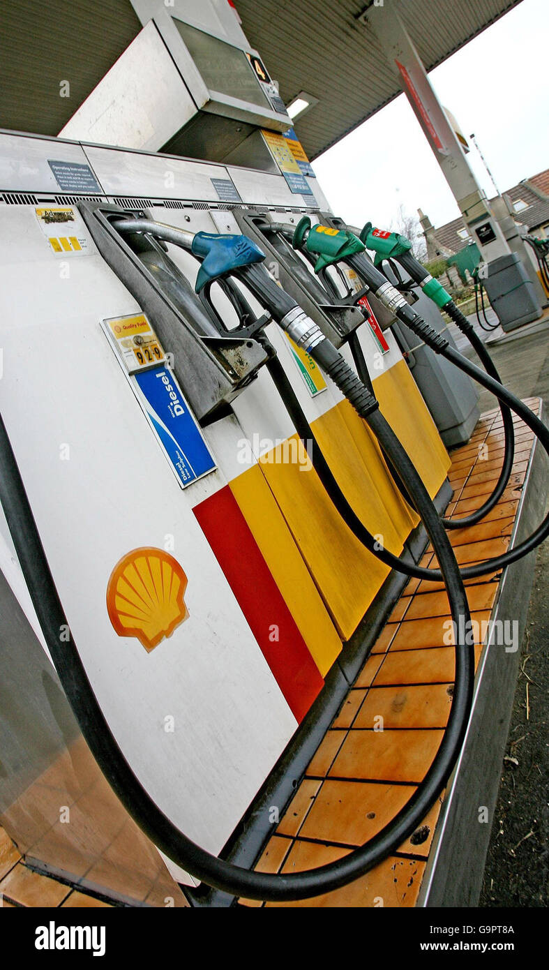 Allgemeiner Blick auf eine Shell-Tankstelle auf der Gloucester Road in der Nähe von Bath in Somerset. Stockfoto