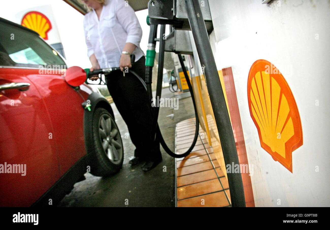 Allgemeiner Blick auf eine Shell-Tankstelle auf der Gloucester Road in der Nähe von Bath in Somerset. Stockfoto