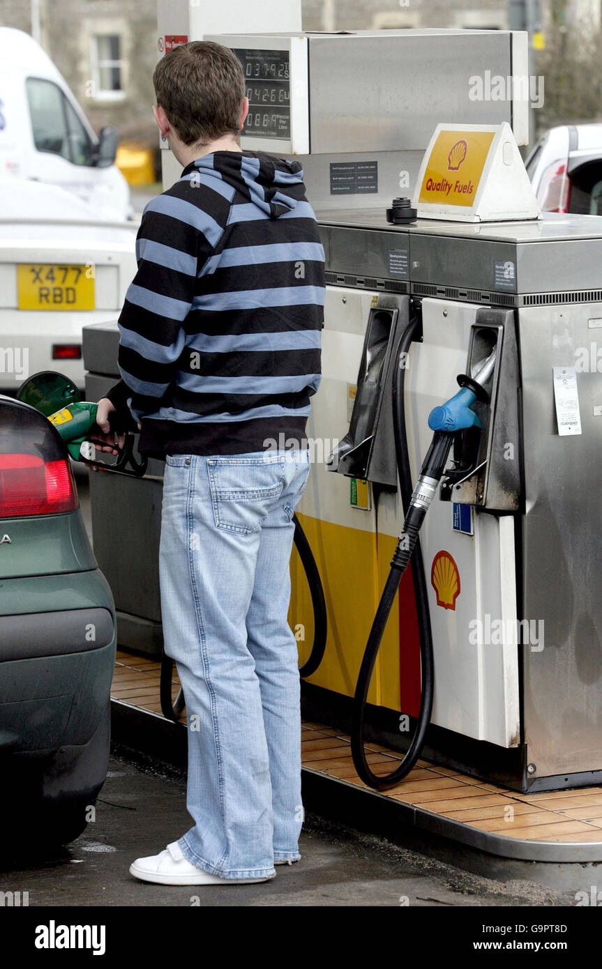 Shell kündigt Gewinne an. Allgemeiner Blick auf eine Shell-Tankstelle an der Gloucester Road in der Nähe von Bath in Somerset. Stockfoto