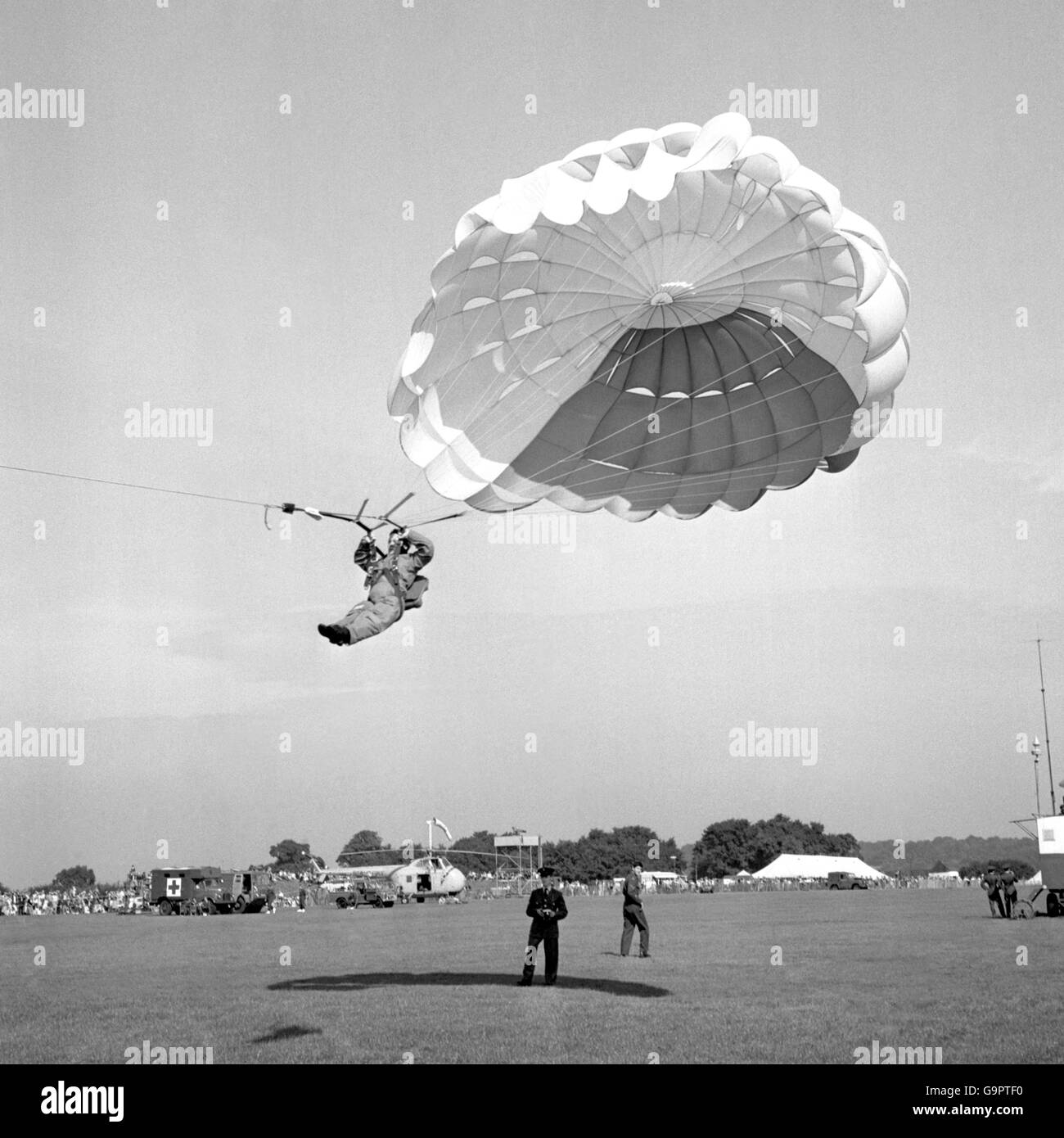 Archive-98565-1 Parachutist wird vom Boden gestartet: Sergeant Joyce Smith, die Trainerlehrerin von Luton, wird mit dem Fallschirm von Lemoigne in die Luft gejagt - einem neuen französischen Baldachin, während er "zu Hause" an die Schlacht von Großbritannien auf dem RAF Biggin Hill, Kent, erinnert. 15/9/62 Stockfoto