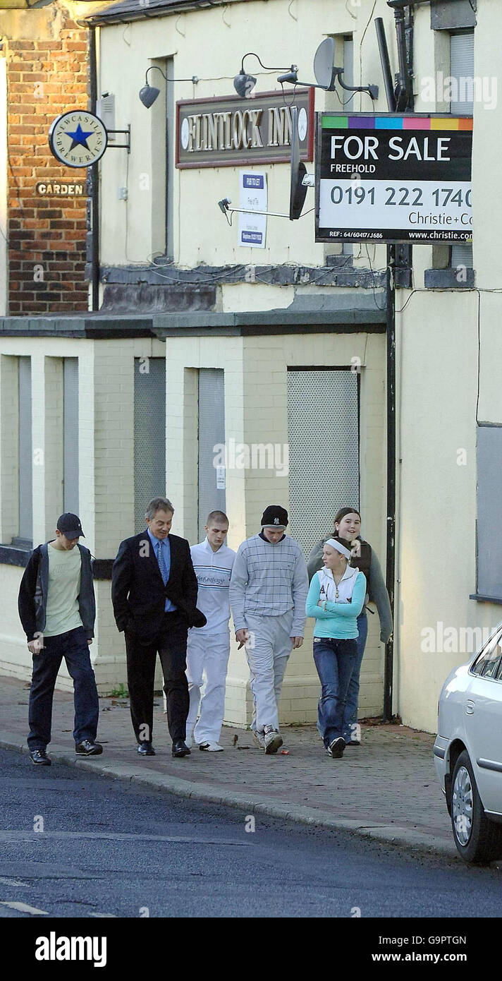 Großbritanniens Premierminister Tony Blair in West Cornforth, in der Nähe von Durham City, wo er A Drop in Centre besuchte. Stockfoto
