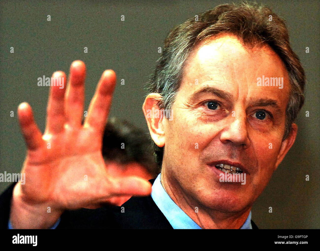 Großbritanniens Premierminister Tony Blair bei einem Besuch bei einem Elektrofahrzeughersteller in Birtley, Tyne und Wear. Stockfoto