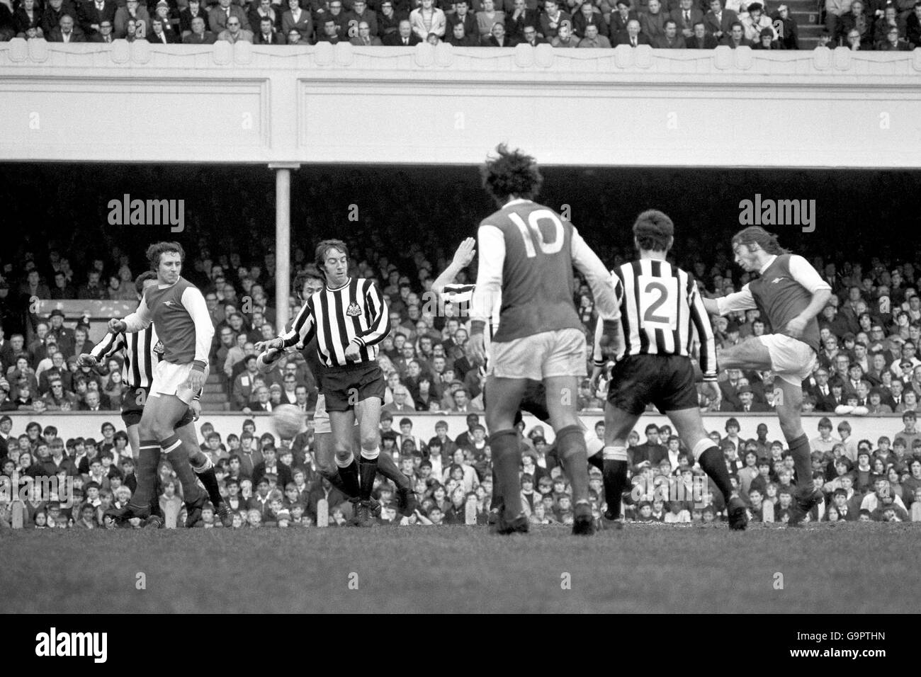 Charlie George von Arsenal (r) feuert das Siegtor nach Hause, beobachtet von Teamkollegen John Radford (l) und Ray Kennedy (10) sowie Frank Clark von Newcastle United (2. L) und Bobby Moncur (2. R) Stockfoto