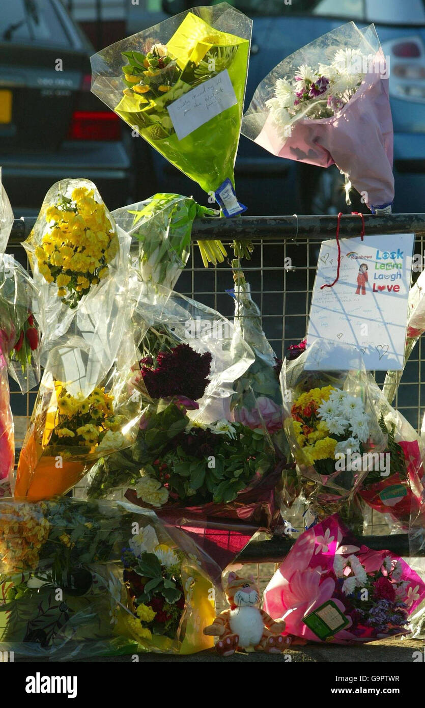 Blumen im Zentrum von Methven als die Beerdigungen der Melville Familie, William SNR, Allison und William Jnr, die bei den Verkehrsunfällen des letzten Wochenendes getötet wurden, finden in Methven Church, Perthshire statt. Stockfoto
