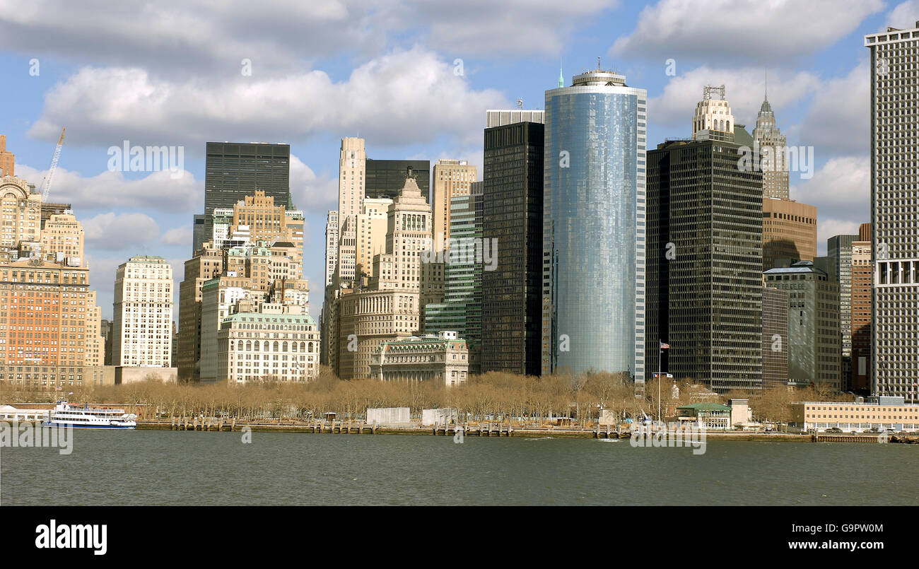 Die Skyline von Manhattan von der Staten Island Ferry im New York City Harbour aus gesehen. Stockfoto