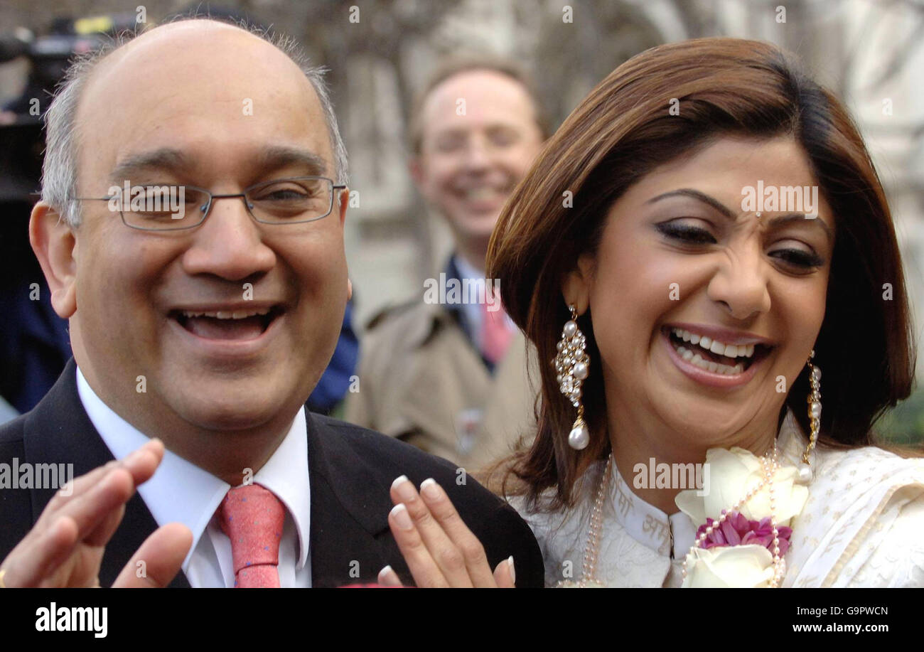 Der prominente Big Brother-Gewinner Shilpa Shetty teilt einen Witz mit dem Labour-Abgeordneten Keith Vaz in einem Innenhof des Houses of Parliament im Zentrum von London. Stockfoto