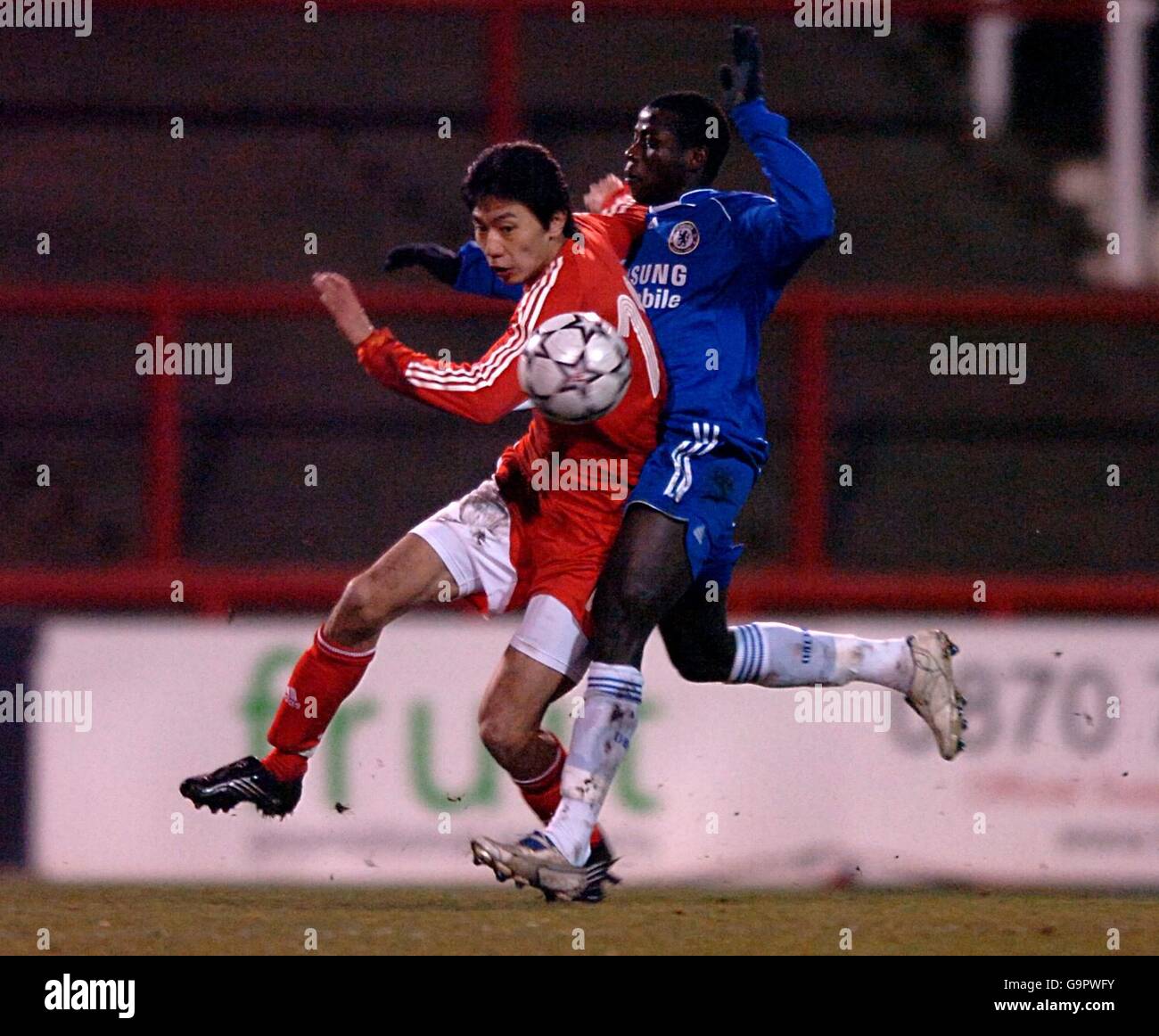 Zhu Ting des chinesischen Teams kämpft gegen Adigun Salami aus Chelsea XI Stockfoto