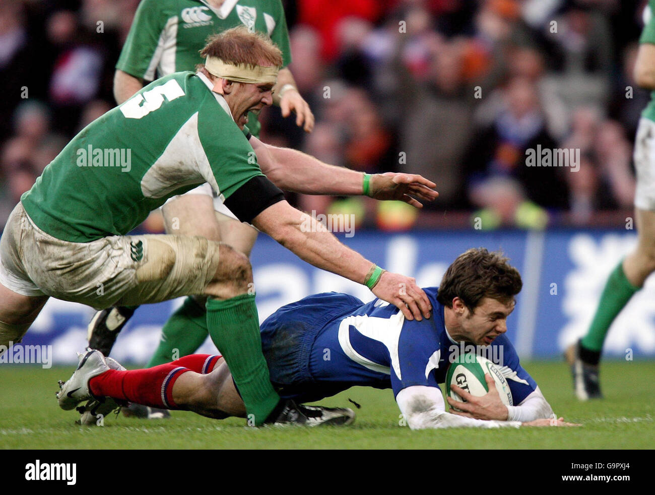 Rugby Union - RBS 6 Nations Championship 2007 - Irland - Frankreich - Croke Park. Der Franzose Vincent Clerc geht rüber, um beim RBS 6 Nations-Spiel im Croke Park, Dublin, seinen Siegerversuch zu machen. Stockfoto