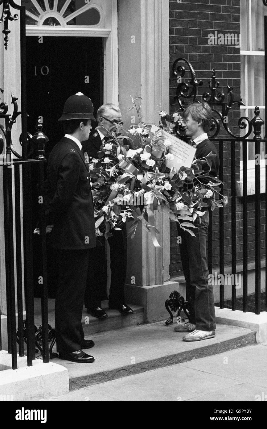 Ein Blumenstrauß, der in der Downing Street 10 von den Wohlbejahenden eintrifft, um Premierministerin margaret Thatcher zum Ergebnis der Falkland-Krise zu beglückwünschen, kurz nachdem sie zum Gespräch mit dem Parlament gegangen war. Stockfoto