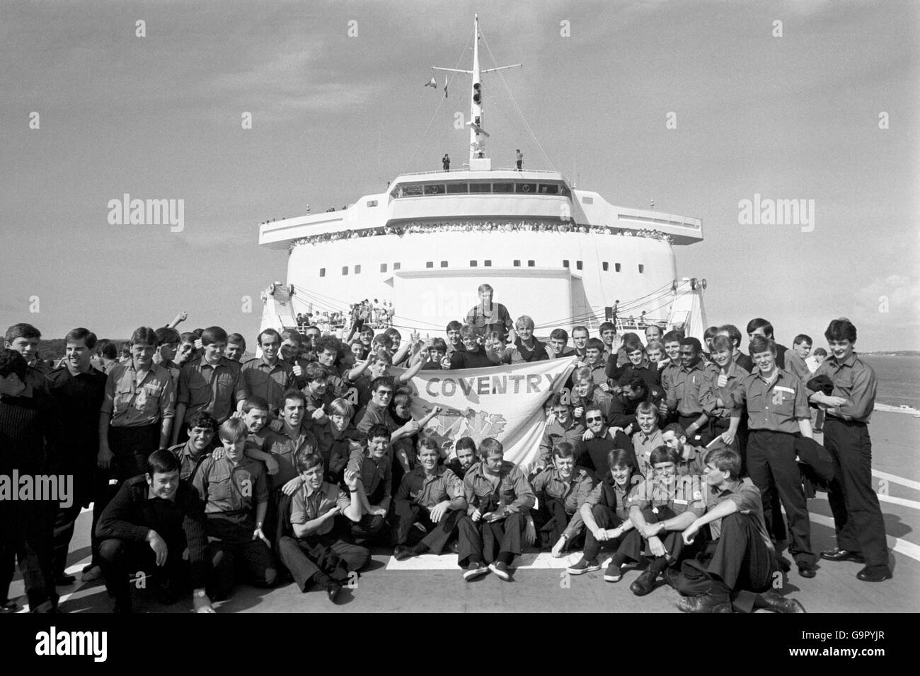 Überlebende des Coventry an Bord des Liners QE2 in Southampton nach ihrer Rückkehr aus dem Südatlantik mit 700 Surivoren aus Antelope, Ardent und Coventry. Sie kam zu einem jubelenden Empfang von Familien und Freunden, die am Wasser versammelt waren. Stockfoto