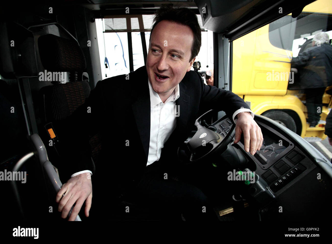 Der Vorsitzende der Konservativen Partei David Cameron testet einen neuen Scania-Bus vor der Scania-Fabrik in Schweden. Stockfoto