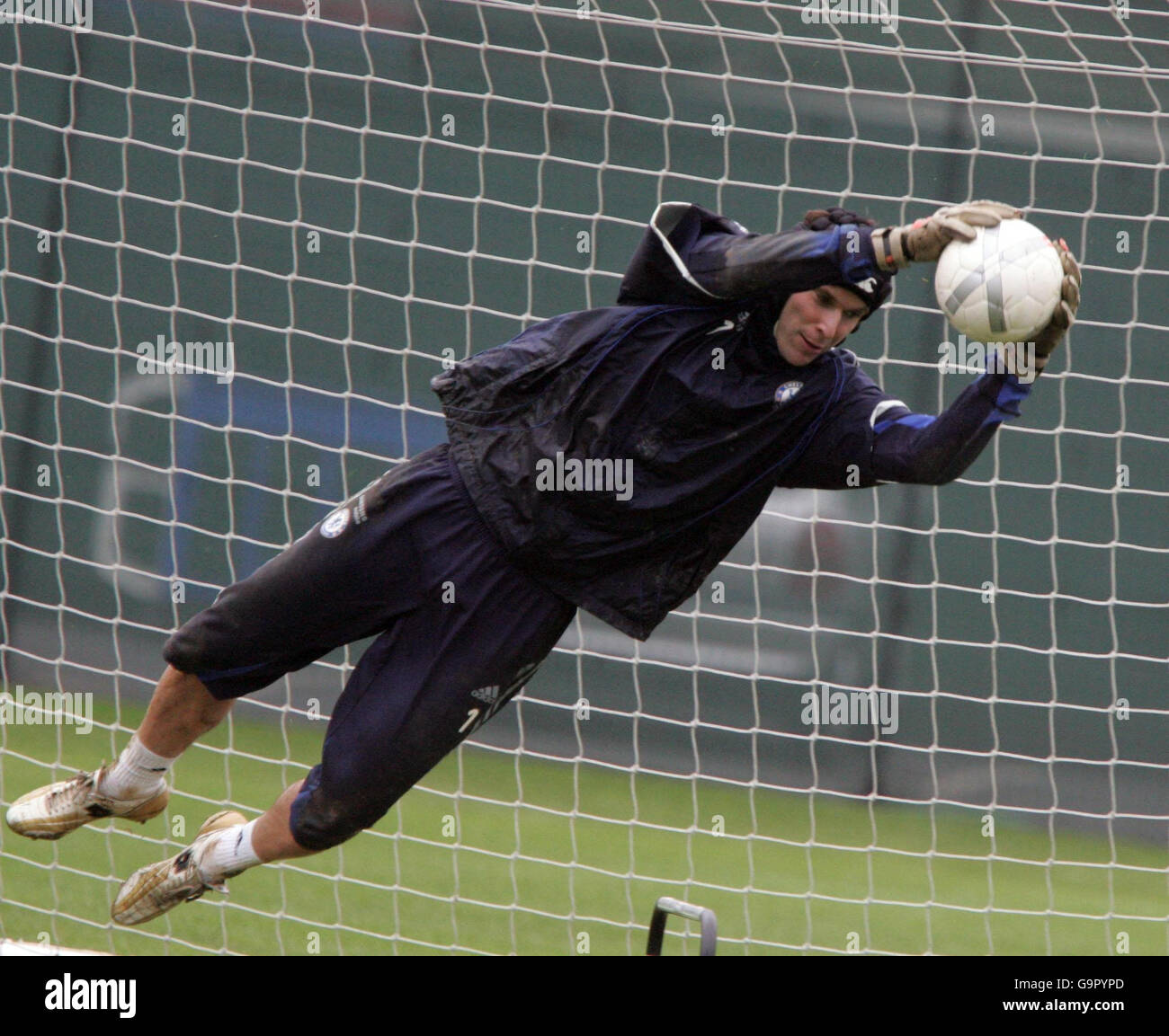 Fußball - Chelsea Training - Cobham. Chelsea-Torwart Petr Cech in Aktion während einer Trainingseinheit auf dem Cobham Trainingsgelände in Surrey. Stockfoto