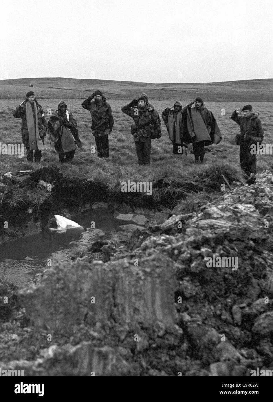 Dreißig argentinische Soldaten wurden nach der Schlacht um Darwin während des Falklandkonflikts in einem Massengrab begraben. Stockfoto