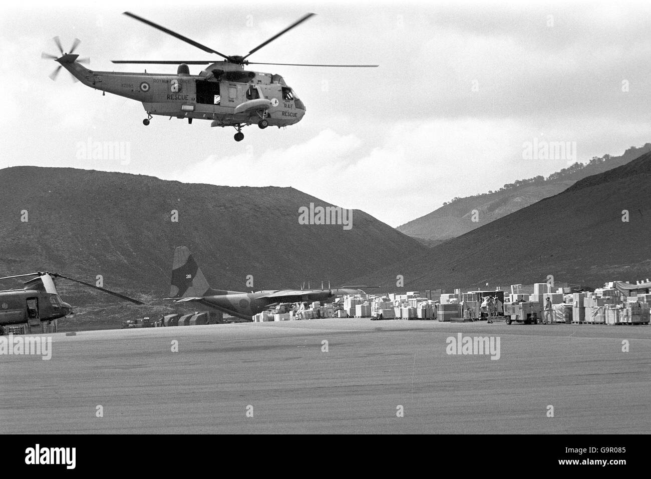 Ein Hubschrauber der RAF Sea King schwebt über der Start- und Landebahn auf Ascension Island, dem vulkanischen Wahrzeichen mitten im Atlantik, das für die britische Task Force im Falklandkonflikt zu einem wichtigen Stützpunkt wurde. Stockfoto