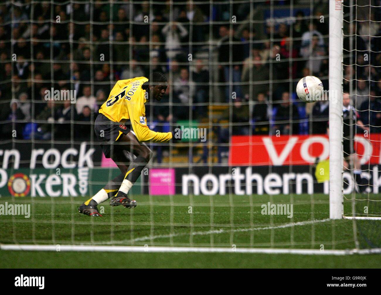 Fußball - FA Cup - vierte Runde Replay - Bolton Wanderers V Arsenal - das Reebok Stadium. Emmanuel Adebayor von Arsenal sieht, wie seine Schüsse vom Posten zurückfallen Stockfoto