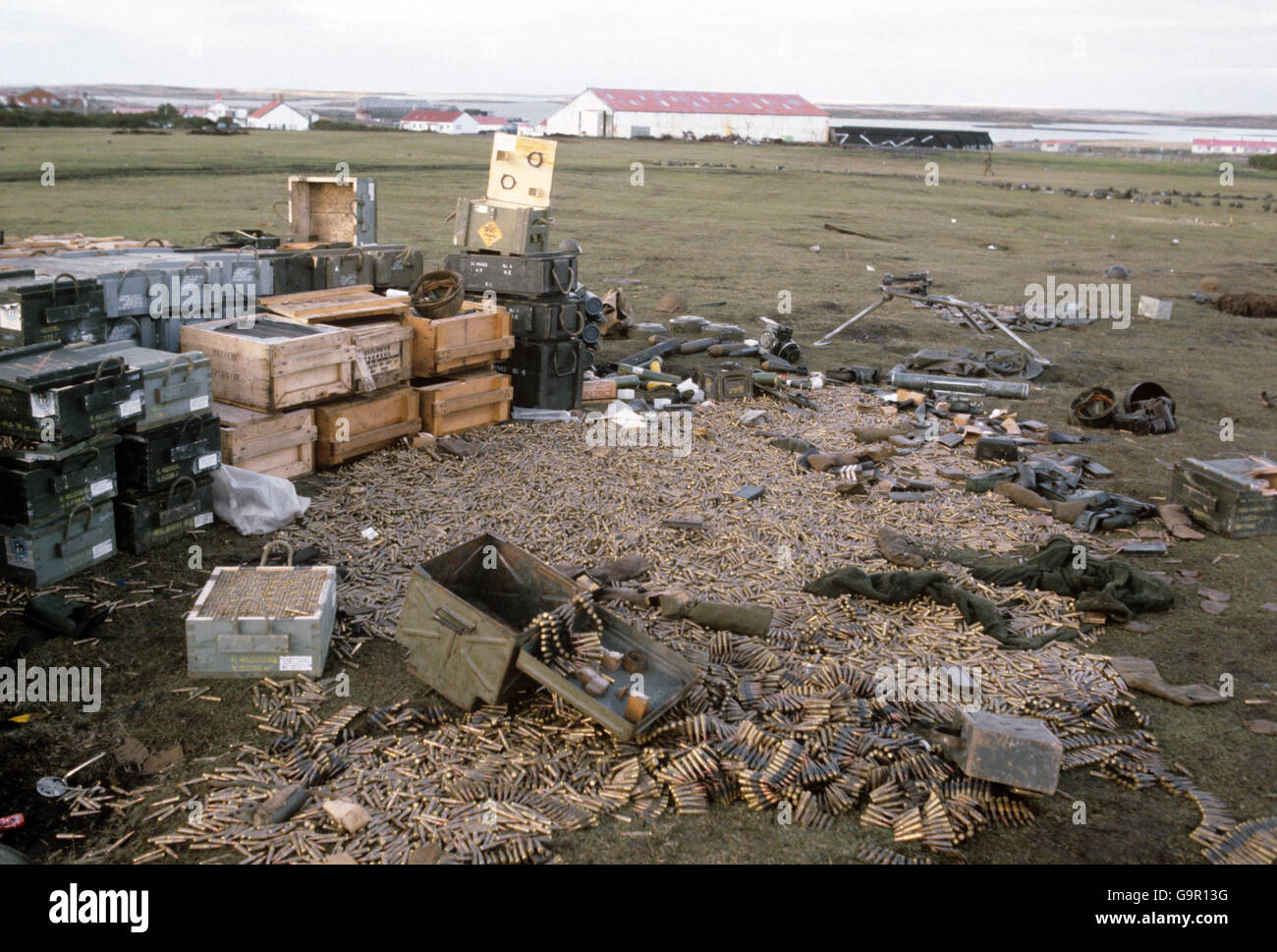 Ein großes Arsenal an von der britischen Falkland Task Force von argentinischen Streitkräften bei Goose Green gefangener Munitionswaffe, das am 21. Mai wieder eingefangen wurde. Stockfoto