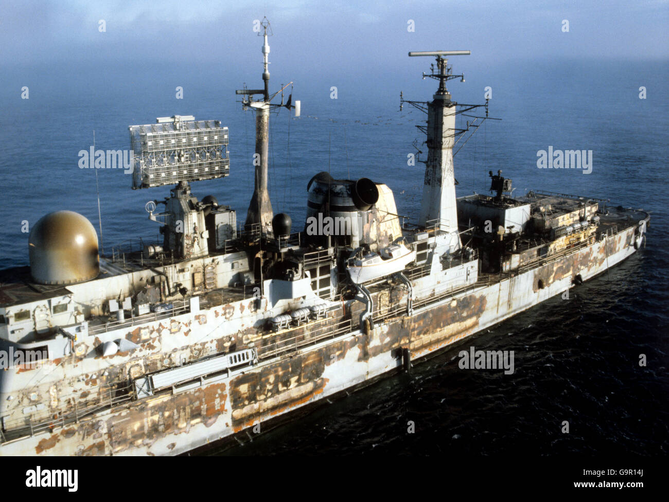 Die verkohlten Überreste der HMS Sheffield, nachdem sie am 4. Mai von einer argentinischen Execet-Rakete getroffen wurde und die am 10. Mai sank, während sie zu sicherem Wasser außerhalb der Total Exclusion Zone im Südatlantik geschleppt wurde. Stockfoto